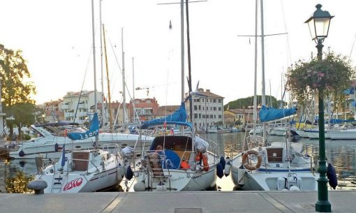 Starý prístav s plachetnicami na ostrove Grado v Taliansku  