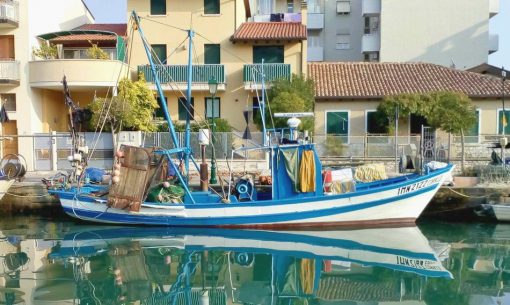 Starý prístav s rybárskymi člnmi na ostrove Grado v Taliansku