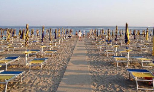 Slnečníky na pláži na ostrove Grado v Taliansku