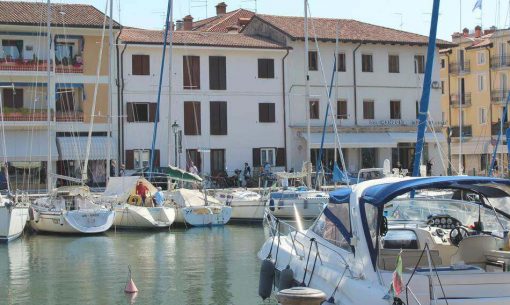 Plachetnice v starom prístave Grado v Taliansku