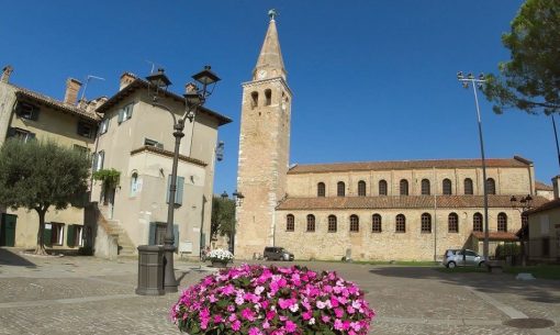 Bazilika Santa Eufemia v talianskom Grade a starobylé domy rybárskej dediny