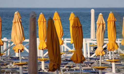 Slnečníky na pláži na ostrove Grado v Taliansku